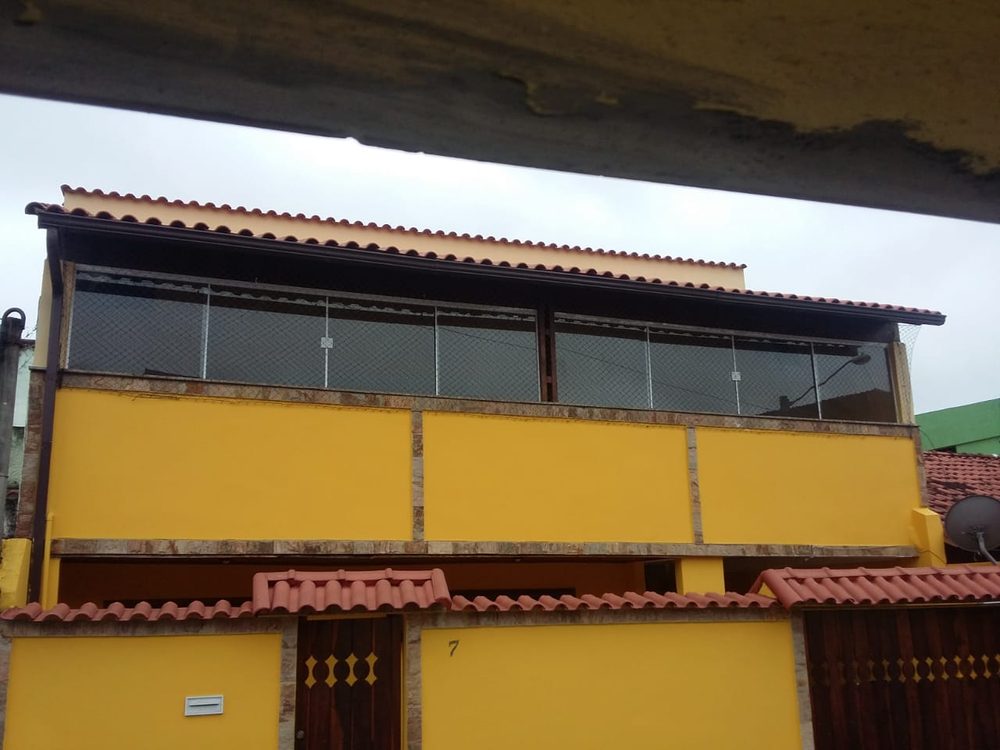 Fechamento de sacada em vidro instalado em residência